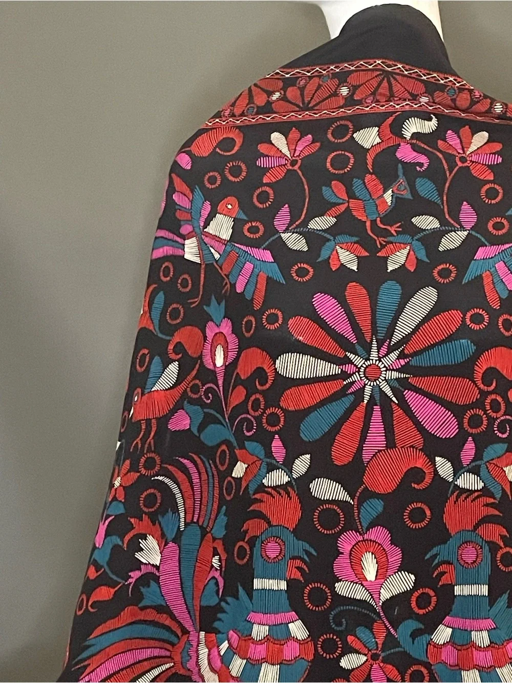 Gorg Vintage Valentino Silk Scarf 30 In Sq Excellent Condition